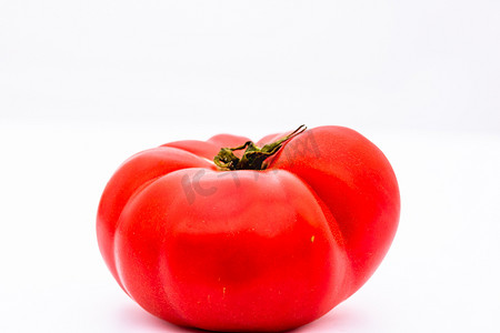 新鲜可口的成熟红番茄分离