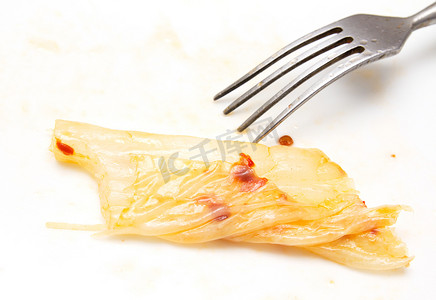 泡菜辣椒摄影照片_白色背景中带辣椒和叉子的韩国白菜