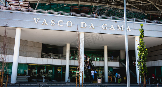 在 Lisb 的 Vasco Da Gama 购物中心前行走的人们