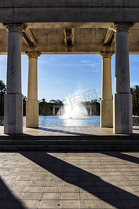 瓦伦西亚花园中带有巨大柱子的喷泉