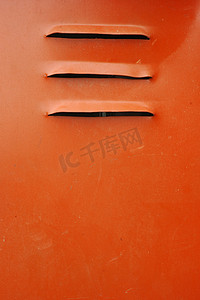橙色铁墙上的气孔