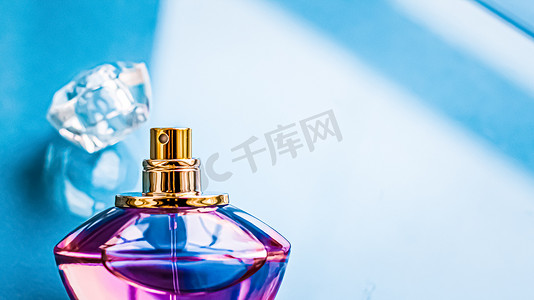 有光泽背景的香水瓶、甜美的花香、迷人的香味和香水作为节日礼物和豪华美容化妆品品牌设计