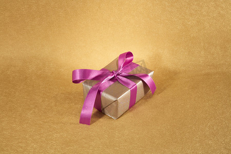 银色礼盒上的粉色蝴蝶结