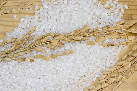 “木桌上准备做饭的水稻和白米，特写”