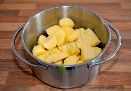 钢锅中的生土豆