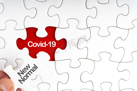new设计摄影照片_COVID-19 NEW NORMAL 文本，红色背景拼图。