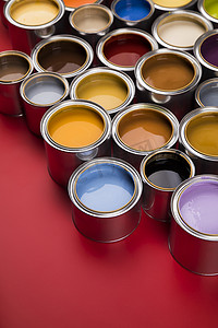 rgb色彩摄影照片_装满彩虹色油漆的桶