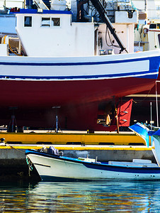 停泊在港口的游艇、游艇和摩托艇的特写，炎热的一天，码头的蓝水，蓝天