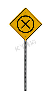孤立的黄色驾驶警告标志 x 圆圈