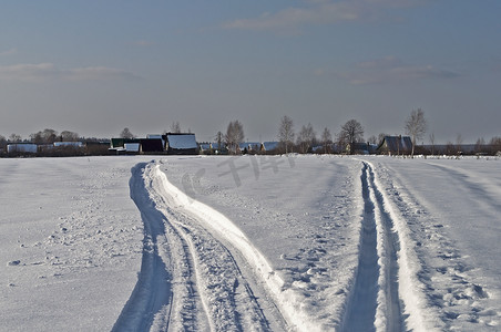 下雪乡村摄影照片_乡村的雪地摩托小径