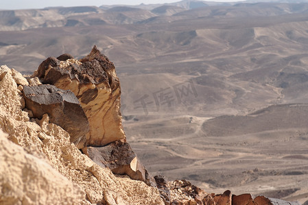 沙漠悬崖边的锯齿状岩石