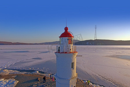俯瞰海景和托卡列夫灯塔的鸟瞰图。