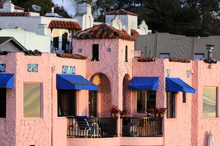 “加利福尼亚州卡皮托拉滨海大道上的多彩住宅”