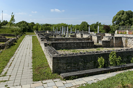 拉兹格勒古罗马城建筑的部分内墙和柱子的考古复合体 Abritus 初步保护