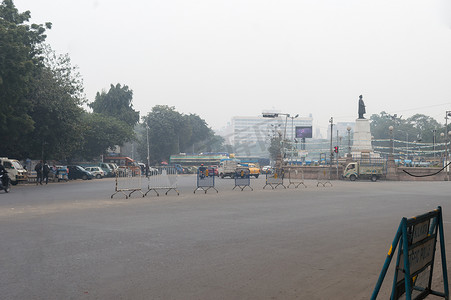 周日假期，在 Strand Road 一侧的 Babughat 或 Baje Kadamtala Ghat 十字路口附近空荡荡的掉头过境区。