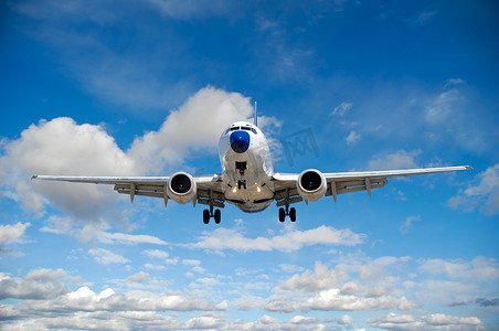 航空旅行-飞机在蓝天白云中飞行