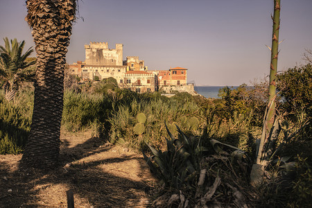 从法尔科纳拉城堡的海滩侧视图