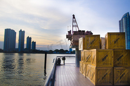 晚上箱子摄影照片_2014 年 4 月 6 日在泰国曼谷河滨 Asiatique 的起重机和箱子
