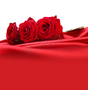红丝绸上的玫瑰