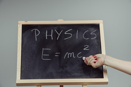 黑板上的物理词和公式 E=mc2