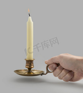 带火焰灯和手（剪裁路径）的烛台