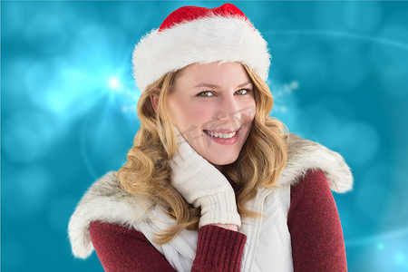 戴着圣诞帽的漂亮女人对着镜头微笑