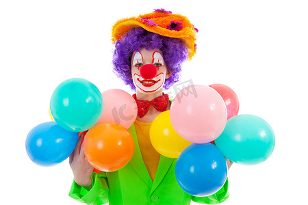 孩子装扮成五颜六色的滑稽小丑，拿着气球