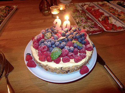 点着蜡烛的生日蛋糕