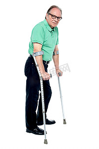 拄着拐杖的老人摄影照片_拄着拐杖的肢体残疾老人