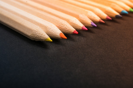 创意和概念的彩色铅笔。