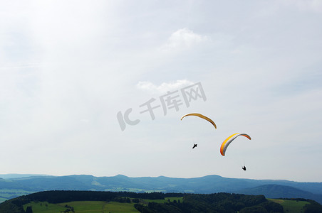 趣味摄影照片_两个滑翔伞在空中。