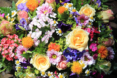色彩鲜艳的混合花束