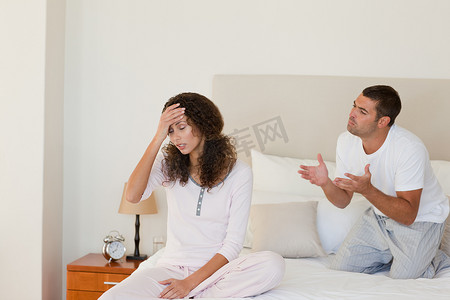 年轻夫妇在床上发生争执