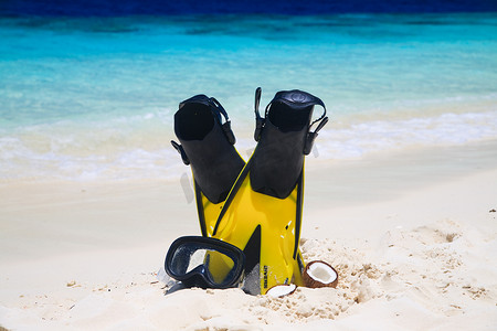 沙滩上带脚蹼的潜水面罩