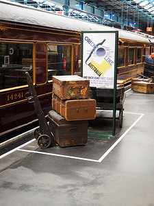 国家铁路博物馆，约克，1928 年带古董行李箱的火车车厢