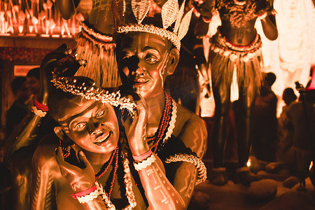 印度加尔各答，2017 年 9 月 26 日-传统部落 Santal 或 Santhal 族群舞者的装饰艺术和工艺雕塑在著名的 Durga Puja pandal 做爱穿着传统服装。