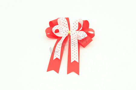 白色上节日礼盒的孤立的红色和白色蝴蝶结