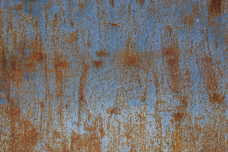 生锈的平面实心金属板表面背景和纹理，带有蓝色油漆残留