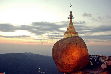 金色的岩石，Kyaiktiyo 塔，缅甸。
