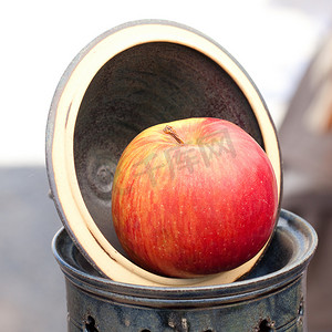 黑色展摄影照片_展会上陶瓷碗里的苹果