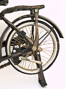 白色背景下孤立的铁制自行车模型后轮