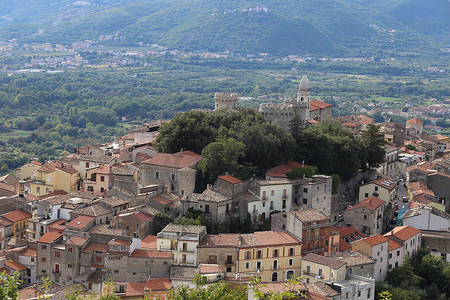 意大利蒙特罗杜尼 — 2019年9月15日：蒙特罗杜尼镇和皮尼亚泰利城堡的景色