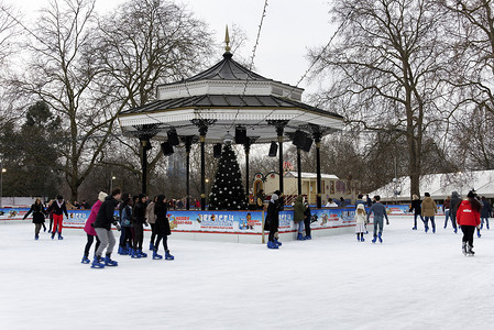 “伦敦海德公园的冬季仙境”