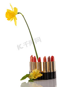 魅力气质摄影照片_魅力红色发光的口红和黄色花
