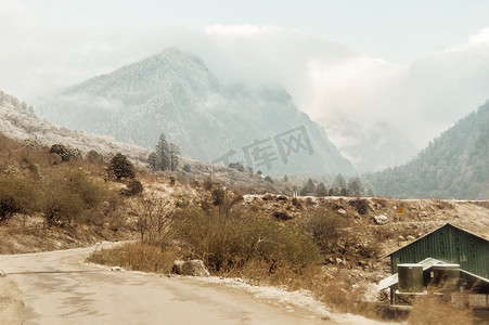 一条通往印度冬季克什米尔雪山的长直路