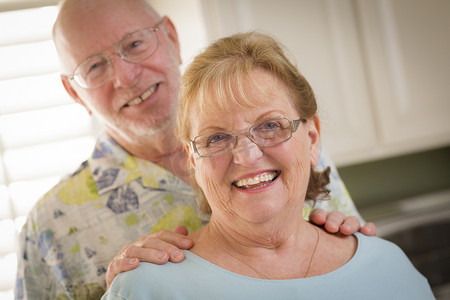 里面快乐的白种人年长夫妇肖像