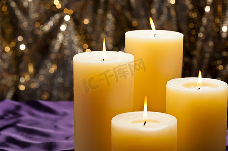 紫色天鹅绒上的四支蜡烛