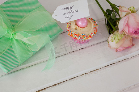 母亲节蛋糕活动摄影照片_带杯子蛋糕和礼品盒的快乐母亲节贺卡