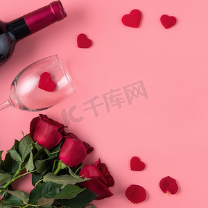 巧克力情人节摄影照片_情人节约会礼物，带有粉红色背景的葡萄酒和玫瑰概念