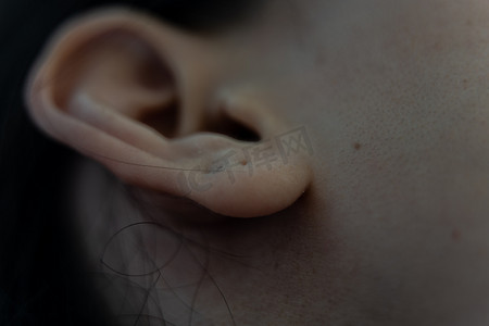 人类头部与女性耳朵的特写。